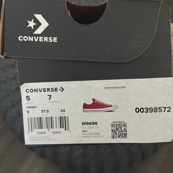Red converse - Picture 3 of 3